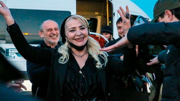 Встреча Рубати Мицаевой (слева) в аэропорту Грозного 14 декабря 2021 года. Скриншот со страницы Агентства "Грозный-информ" в Instagram https://www.instagram.com/p/CXeS0oNL8FR/ Встреча Рубати Мицаевой (слева) в аэропорту Грозного 14 декабря 2021 года. Скриншот со страницы Агентства "Грозный-информ" в Instagram https://www.instagram.com/p/CXeS0oNL8FR/