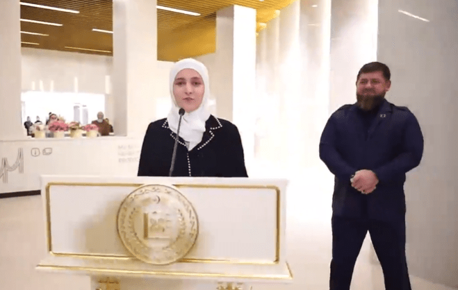 Стоп-кадр видео со страницы Айшат Кадыровой в Instagram от 24 декабря 2021 года, https://www.instagram.com/p/CX4Lk26NYNq/ Стоп-кадр видео со страницы Айшат Кадыровой в Instagram от 24 декабря 2021 года, https://www.instagram.com/p/CX4Lk26NYNq/