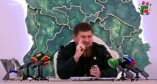 Рамзан Кадыров на пресс-конференции в Грозном 26 декабря 2021 года. Стопкадр из видео на Youtube-канале ЧГТРК "Грозный". https://www.youtube.com/watch?v=fKDFXscmVcw Рамзан Кадыров на пресс-конференции в Грозном 26 декабря 2021 года. Стопкадр из видео на Youtube-канале ЧГТРК "Грозный". https://www.youtube.com/watch?v=fKDFXscmVcw