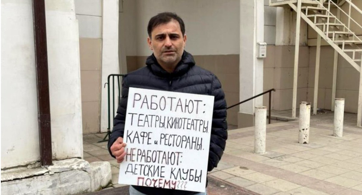 Тагир Чавтаров проводит одиночный пикет с целью привлечь внимание к запрету на работу детских клубов в Дагестане. Скриншот сообщения https://web.telegram.org/z/ Тагир Чавтаров проводит одиночный пикет с целью привлечь внимание к запрету на работу детских клубов в Дагестане. Скриншот сообщения https://web.telegram.org/z/