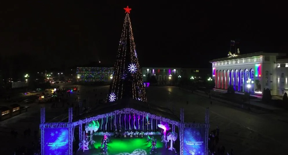 Центральная площадь Махачкалы в новогоднюю ночь . Фото Официальный портал КУЛЬТУРА.РФ https://www.culture.ru/events/1570148/prazdnovanie-novogo-goda-na-ploshadi-goroda Центральная площадь Махачкалы в новогоднюю ночь . Фото Официальный портал КУЛЬТУРА.РФ https://www.culture.ru/events/1570148/prazdnovanie-novogo-goda-na-ploshadi-goroda