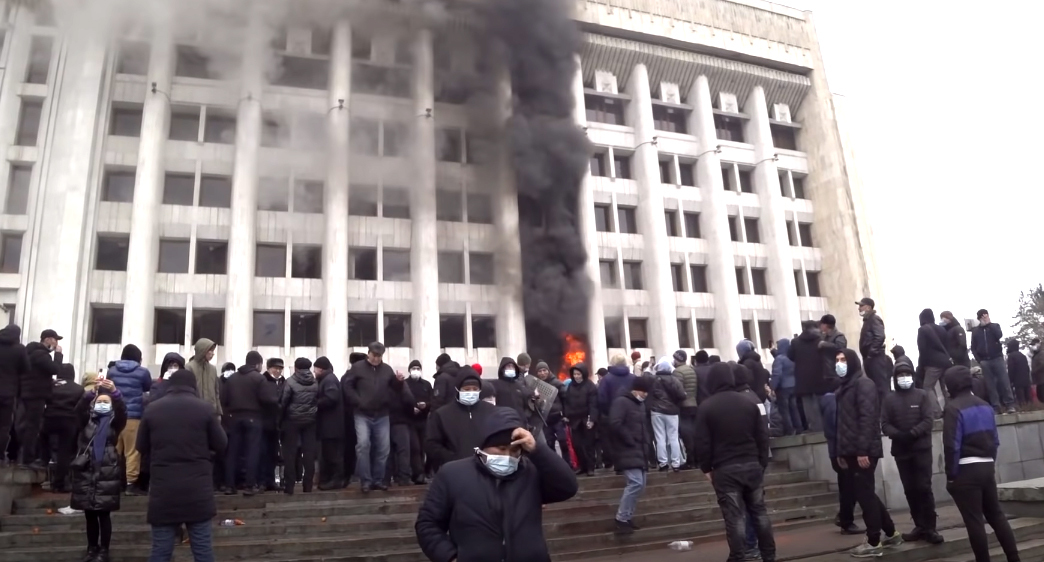 Протесты в Казахстане. Январь 2022 года. Стоп-кадр видео https://youtu.be/8zudsvxq_Sg Протесты в Казахстане. Январь 2022 года. Стоп-кадр видео https://youtu.be/8zudsvxq_Sg