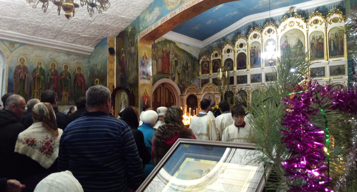 Праздничные богослужения в честь Сочельника и Рождества Христова. В храме Святого Симеона Столпника в Нальчике. Фото Людмила Маратова для "Кавказского узла" Праздничные богослужения в честь Сочельника и Рождества Христова. В храме Святого Симеона Столпника в Нальчике. Фото Людмила Маратова для "Кавказского узла"