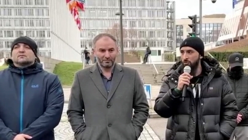 Тумсо Абдурахманов (справа) выступает на митинге в Страсбурге 8 января 2022 года. Скриншот из видео, опубликованного в Telegram-канале Тумсо Тумсо Абдурахманов (справа) выступает на митинге в Страсбурге 8 января 2022 года. Скриншот из видео, опубликованного в Telegram-канале Тумсо