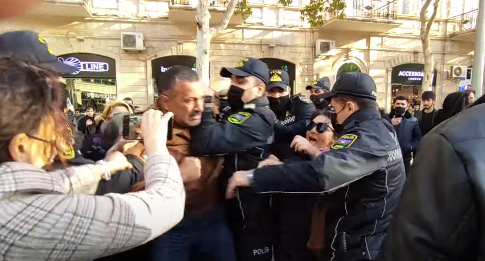Задержание оппозиционного политика Тофига Ягублу. Кадр видео https://www.youtube.com/watch?v=hw0fCxk2BNA "Кавказского узла" Задержание оппозиционного политика Тофига Ягублу. Кадр видео https://www.youtube.com/watch?v=hw0fCxk2BNA "Кавказского узла"