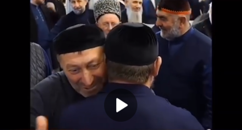 Яхъя Хадзиев обнимается с Рамзаном Кадыровым в Грозном. Фото: стоп-кадр видео Фортанга - https://t.me/fortangaorg/10835 Яхъя Хадзиев обнимается с Рамзаном Кадыровым в Грозном. Фото: стоп-кадр видео Фортанга - https://t.me/fortangaorg/10835