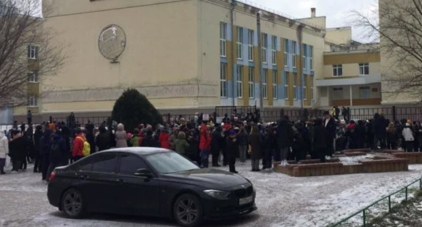 Эвакуация школы № 10 в Ростове:на-Дону . Фото: "Это Ростов" / Vk.com Эвакуация школы № 10 в Ростове:на-Дону . Фото: "Это Ростов" / Vk.com