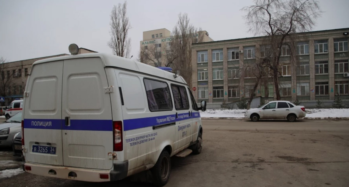 Автомобиль полиции у здания школы в Волгограде. Фото: Николай Смуров https://v1.ru/text/gorod/2020/01/17/66448552/ Автомобиль полиции у здания школы в Волгограде. Фото: Николай Смуров https://v1.ru/text/gorod/2020/01/17/66448552/