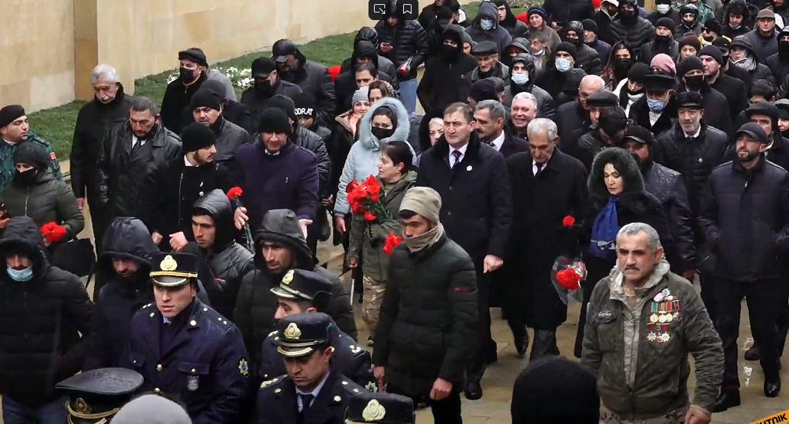 Жители Баку идут к мемориалу на Аллее шехидов 20 января 2022 года. Кадр видео Sputnik Азербайджан https://www.youtube.com/watch?v=FLVYvaxlHBk Жители Баку идут к мемориалу на Аллее шехидов 20 января 2022 года. Кадр видео Sputnik Азербайджан https://www.youtube.com/watch?v=FLVYvaxlHBk