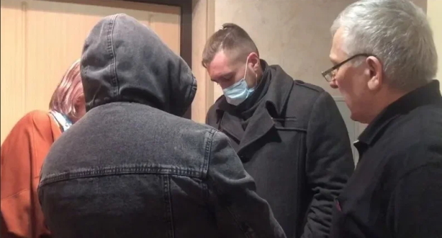 Силовики ворвались в нижегородскую квартиру Сайди Янгулбаева (справа). Cкриншот видео t.me/against_torture
/1637 Силовики ворвались в нижегородскую квартиру Сайди Янгулбаева (справа). Cкриншот видео t.me/against_torture
/1637