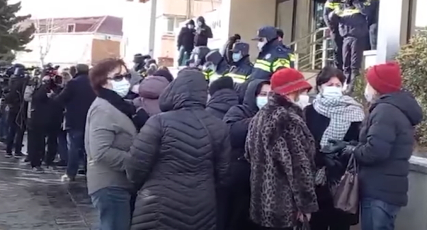 Участники забастовки сотрудников Агентства социального обслуживания Грузии. Стоп-кадр видео канала "Спутник Грузия" https://www.youtube.com/watch?v=jEZX5UzTE_k&t=8s Участники забастовки сотрудников Агентства социального обслуживания Грузии. Стоп-кадр видео канала "Спутник Грузия" https://www.youtube.com/watch?v=jEZX5UzTE_k&t=8s