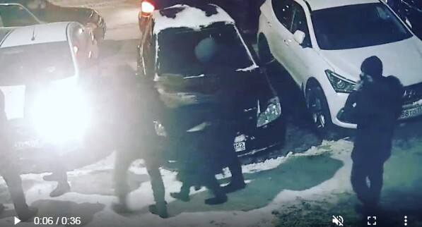 Силовики ведут Зарему Мусаеву. Скриншот видео https://www.instagram.com/p/CZHKjIooFWA/
Силовики ведут Зарему Мусаеву. Скриншот видео https://www.instagram.com/p/CZHKjIooFWA/