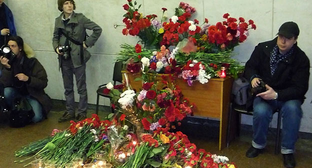 Цветы на станции "Лубянка". Москва, март 2010 г. Фото:Скампецкий https://ru.wikipedia.org Цветы на станции "Лубянка". Москва, март 2010 г. Фото:Скампецкий https://ru.wikipedia.org