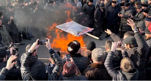 Сжигание портретов Янгулбаевых на митинге в Грозном 2 февраля 2022 года. Стихийный митинг в центре Грозного 2 февраля 2022 года. Фото: "Грозный-Информ" - https://www.grozny-inform.ru/LoadedImages/2022/02/02/WhatsApp_Image_2022-02-02_at_15.10.59.jpeg Сжигание портретов Янгулбаевых на митинге в Грозном 2 февраля 2022 года. Стихийный митинг в центре Грозного 2 февраля 2022 года. Фото: "Грозный-Информ" - https://www.grozny-inform.ru/LoadedImages/2022/02/02/WhatsApp_Image_2022-02-02_at_15.10.59.jpeg
