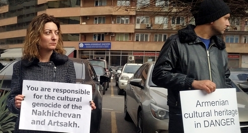Активисты требуют от ООН сохранить армянское культурное наследие на подконтрольных Азербайджану территориях. Ереван, 16 февраля 2022 года. Фото Армине Мартиросян для "Кавказского узла". Активисты требуют от ООН сохранить армянское культурное наследие на подконтрольных Азербайджану территориях. Ереван, 16 февраля 2022 года. Фото Армине Мартиросян для "Кавказского узла".