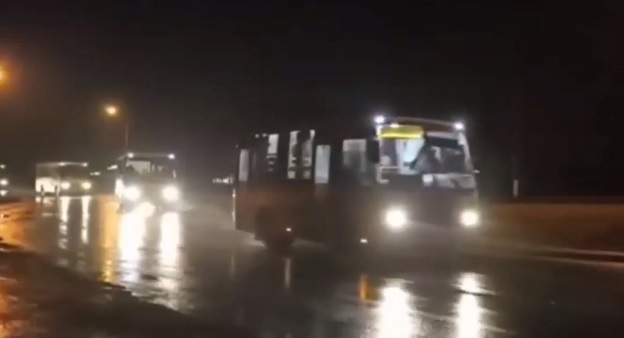 Автобусы с беженцами по дороге в Ростовскую область. Кадр видео t.me/voynareal/8007 Автобусы с беженцами по дороге в Ростовскую область. Кадр видео t.me/voynareal/8007