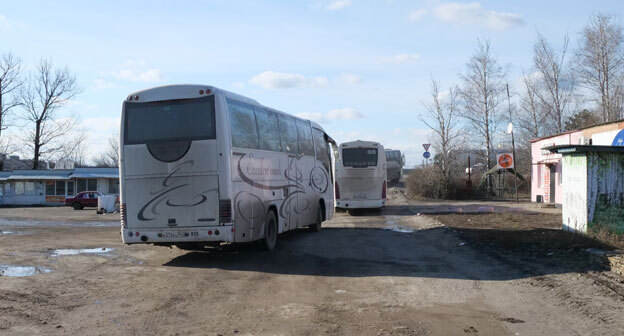 Автобусы, на которых привезли в Ростовскую область беженцев из Луганска. 19 февраля 2022 года. Фото Сергея Снежина для «Кавказского узла». Автобусы, на которых привезли в Ростовскую область беженцев из Луганска. 19 февраля 2022 года. Фото Сергея Снежина для «Кавказского узла».