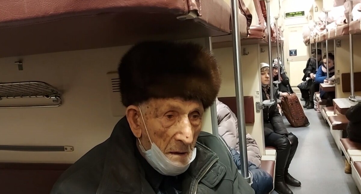 Беженцы с Донбасса, прибывшие в Волжский, готовятся к выходу из поезда. Стопкадр из видео https://www.youtube.com/watch?v=ehLJPWMWxM4 Беженцы с Донбасса, прибывшие в Волжский, готовятся к выходу из поезда. Стопкадр из видео https://www.youtube.com/watch?v=ehLJPWMWxM4