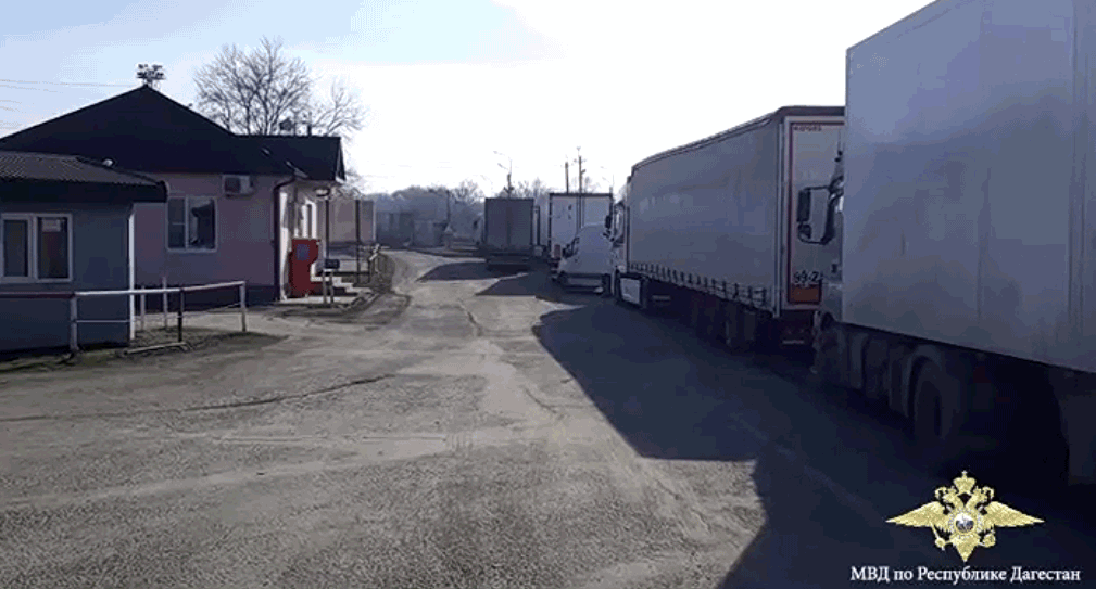 Очередь грузовиков на границе России и Азербайджана. Кадр видео УГИБДД по Дагестану https://www.instagram.com/p/CaIAX6GFtQ7/ Очередь грузовиков на границе России и Азербайджана. Кадр видео УГИБДД по Дагестану https://www.instagram.com/p/CaIAX6GFtQ7/
