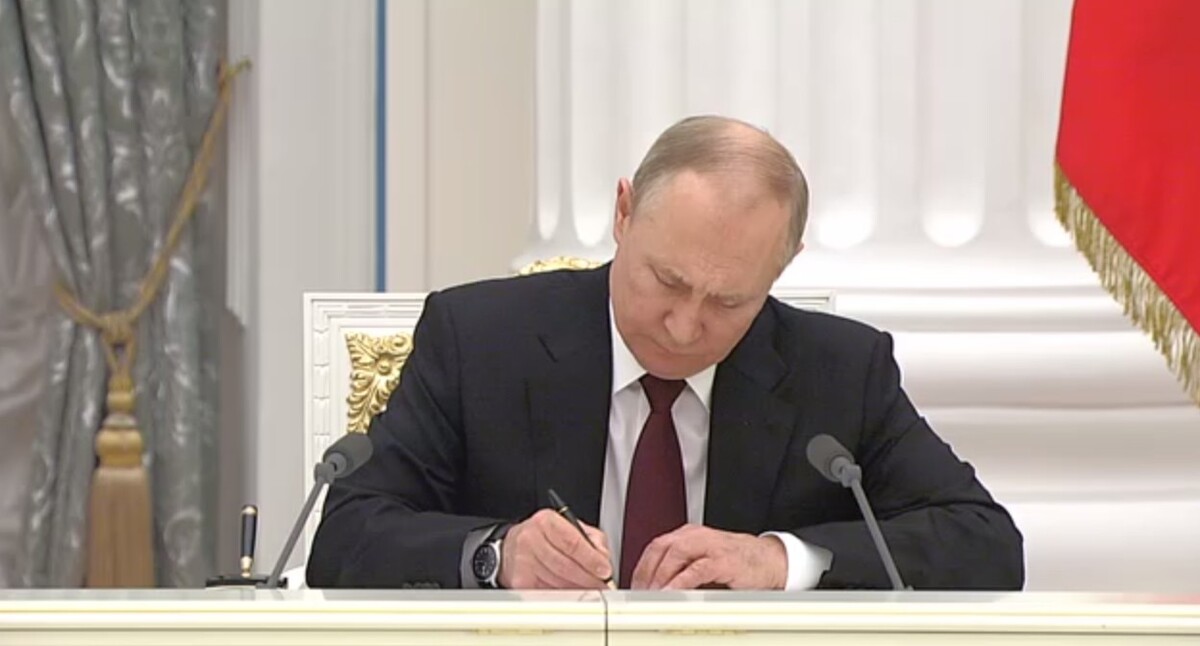 Владимир Путин подписывает документы о признании Россией Донецкой и Луганской народных республик. Стопкадр из видео http://kremlin.ru/events/president/news/67829 Владимир Путин подписывает документы о признании Россией Донецкой и Луганской народных республик. Стопкадр из видео http://kremlin.ru/events/president/news/67829