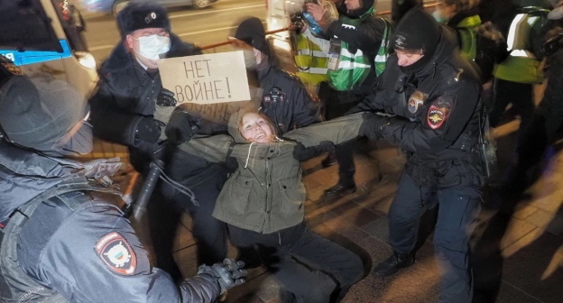 Задержание активистки в Краснодаре. Фото: тг-канал Евгения Витишко, https://t.me/vitishko/717 Задержание активистки в Краснодаре. Фото: тг-канал Евгения Витишко, https://t.me/vitishko/717