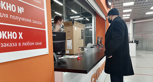 Мужчина в магазине бытовой техники в Волгограде. 25 февраля 2022 г. Фото Ольги Черкасовой для "Кавказского узла" Мужчина в магазине бытовой техники в Волгограде. 25 февраля 2022 г. Фото Ольги Черкасовой для "Кавказского узла"