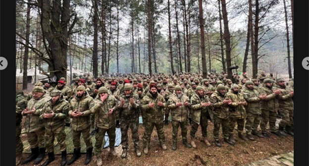Бойцы чеченской армии. Скриншот видео https://www.instagram.com/stories/ya_pomoshnik_kra_95/2780830246003409492/ Бойцы чеченской армии. Скриншот видео https://www.instagram.com/stories/ya_pomoshnik_kra_95/2780830246003409492/