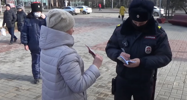 Полицейский задерживает Тамару Гродникову, стоп-кадр видео "Кавказского узла" https://www.youtube.com/watch?v=GPCmQazpUIg&feature=emb_logo Полицейский задерживает Тамару Гродникову, стоп-кадр видео "Кавказского узла" https://www.youtube.com/watch?v=GPCmQazpUIg&feature=emb_logo
