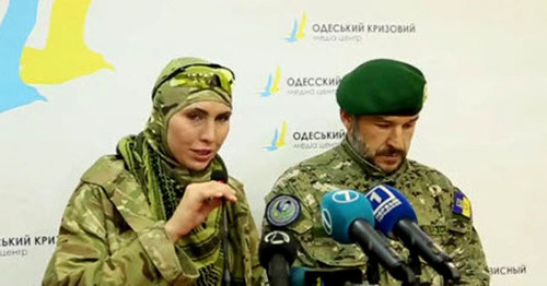 Лидеры одного из чеченских батальонов Амина Окуева и Иса Мунаев в 2014 году. Фото: стоп-кадр видео - http://www.youtube.com/watch?v=L54NTpenCkM Лидеры одного из чеченских батальонов Амина Окуева и Иса Мунаев в 2014 году. Фото: стоп-кадр видео - http://www.youtube.com/watch?v=L54NTpenCkM