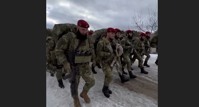 Вооруженные люди. Скриншот видео из Telegram-канала Рамзана Кадырова. https://t.me/RKadyrov_95/1299 Вооруженные люди. Скриншот видео из Telegram-канала Рамзана Кадырова. https://t.me/RKadyrov_95/1299