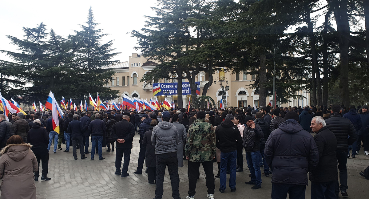 Митинг в поддержку Путина в Цхинвалею Митинг прошёл в центре столицы республики в 17.00 . Фото Анны Джиоевой для "Кавказского узла" Митинг в поддержку Путина в Цхинвалею Митинг прошёл в центре столицы республики в 17.00 . Фото Анны Джиоевой для "Кавказского узла"