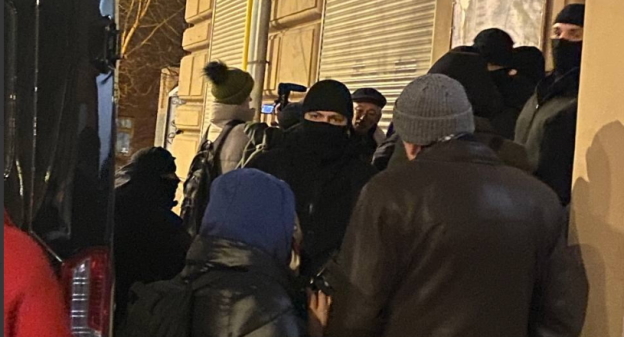 Силовики возле офиса "Мемориала".стопкадр видео канала Полный ПЦ, https://t.me/polniypc/1977 Силовики возле офиса "Мемориала".стопкадр видео канала Полный ПЦ, https://t.me/polniypc/1977