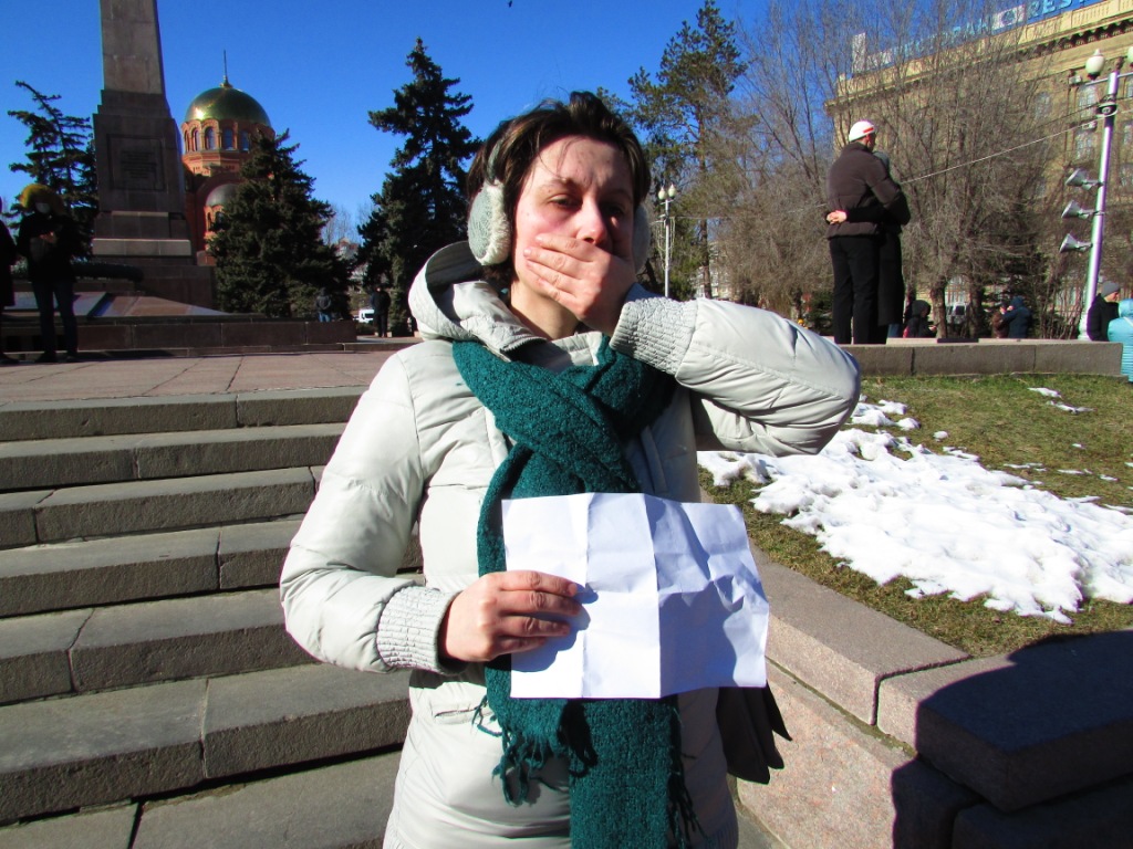 Участница антивоенной акции у Вечного огня в Волгограде. 6 марта 2022 года. Фото Вячеслава Ященко для "Кавказского узла"