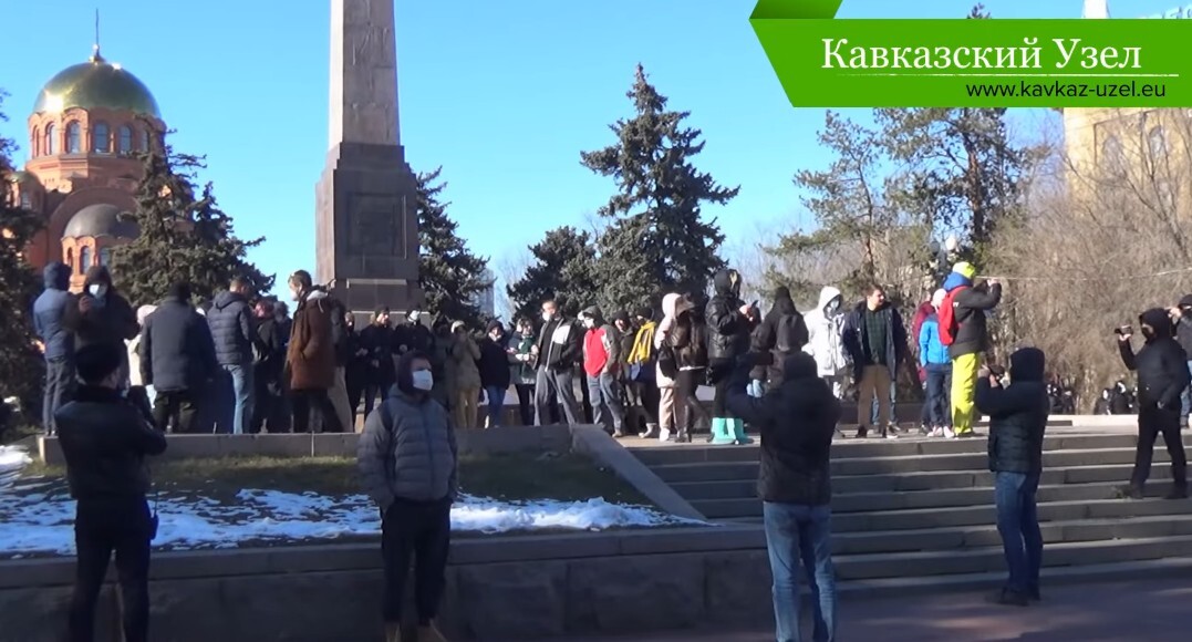 Акция протеста в Волгограде 6 марта 2022 года. Стоп-кадр из видео "Кавказского узла" https://www.youtube.com/watch?v=xyUdLcJ43bM Акция протеста в Волгограде 6 марта 2022 года. Стоп-кадр из видео "Кавказского узла" https://www.youtube.com/watch?v=xyUdLcJ43bM