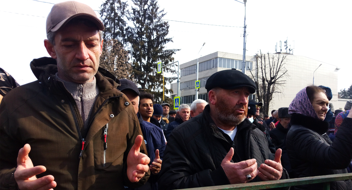 Митинг, приуроченный к 78-й годовщине депортации балкарцев, в Нальчике. Фото: Людмила Маратова для "Кавказского узла" Митинг, приуроченный к 78-й годовщине депортации балкарцев, в Нальчике. Фото: Людмила Маратова для "Кавказского узла"
