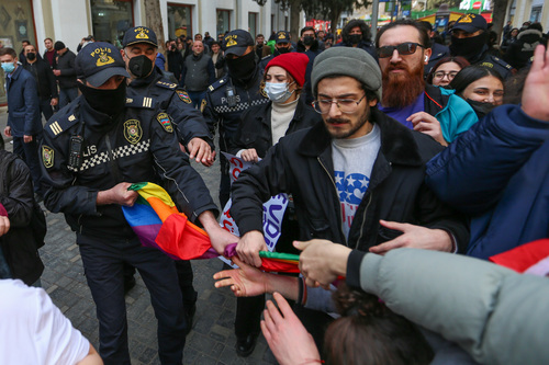 Полиция отнимает флаг ЛГБТИ у участников акции протеста. Фото Азиза Каримова для "Кавказского узла". Полиция отнимает флаг ЛГБТИ у участников акции протеста. Фото Азиза Каримова для "Кавказского узла".