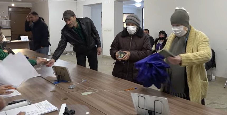Голосование в Абхазии, стопкадр видо "Абаза ТВ" от 12.02.22, https://www.youtube.com/watch?v=V6ZqAMKy4xE&t=57s Голосование в Абхазии, стопкадр видо "Абаза ТВ" от 12.02.22, https://www.youtube.com/watch?v=V6ZqAMKy4xE&t=57s