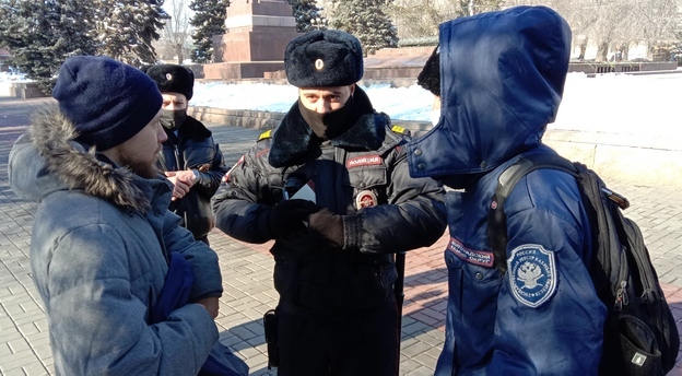 Сотрудники полиции и участники акции протеста. Волгоград, 13 марта 2022 года. Фото Вячеслава Ященко для "Кавказского узла". Сотрудники полиции и участники акции протеста. Волгоград, 13 марта 2022 года. Фото Вячеслава Ященко для "Кавказского узла".