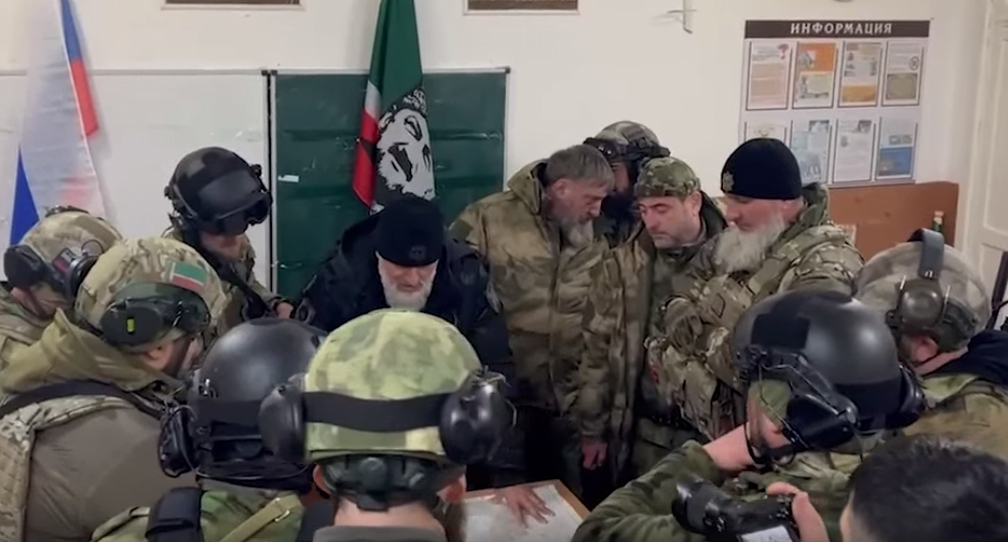 Адам Делимханов и чеченские силовики, участвующие в военной операции на Украине. Кадр видео канала Рамзана Кадырова https://vk.com/ramzan?w=wall279938622_777991 Адам Делимханов и чеченские силовики, участвующие в военной операции на Украине. Кадр видео канала Рамзана Кадырова https://vk.com/ramzan?w=wall279938622_777991