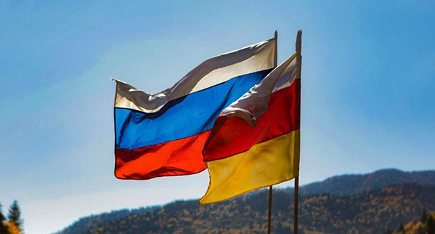 Флаги Южной Осетии и России. Фото: cominf.org https://www.grozny-inform.ru/news/politic/131615/ Флаги Южной Осетии и России. Фото: cominf.org https://www.grozny-inform.ru/news/politic/131615/