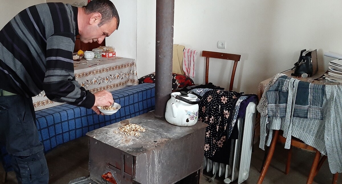 Жителям села Нахичиваник Аскеранского района Нагорного Карабаха приходится готовить еду и обогреваться с помощью самодельных печек на дровах. Фото сделано 15 марта 2022 года Алвард Григорян для «Кавказского узла» Жителям села Нахичиваник Аскеранского района Нагорного Карабаха приходится готовить еду и обогреваться с помощью самодельных печек на дровах. Фото сделано 15 марта 2022 года Алвард Григорян для «Кавказского узла»