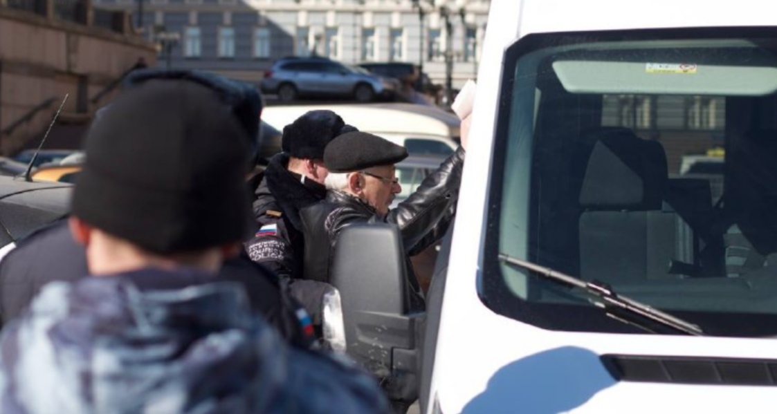 Силовики задерживают Олега Орлова. Фото: Правозащитный центр "Мемориал"* https://t.me/polniypc/2067 Силовики задерживают Олега Орлова. Фото: Правозащитный центр "Мемориал"* https://t.me/polniypc/2067