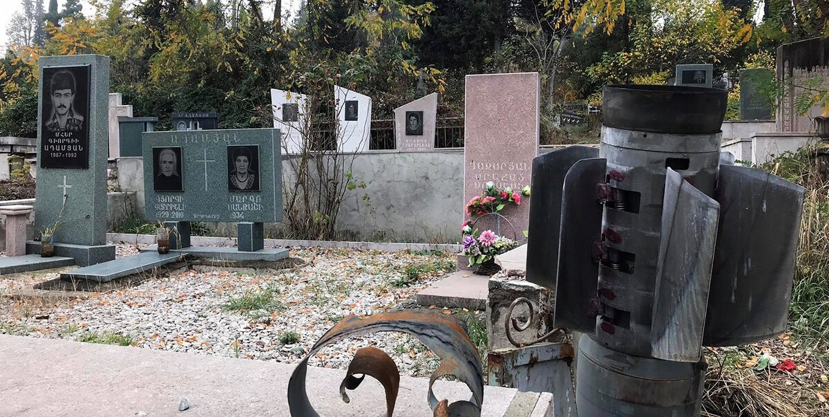 Снаряд, застрявший между могилами на кладбище Степанакерта в ноябре 2020 года. Фото Алвард Григорян для "Кавказского узла"
Снаряд, застрявший между могилами на кладбище Степанакерта в ноябре 2020 года. Фото Алвард Григорян для "Кавказского узла"
