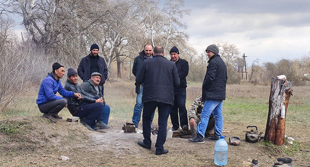 Граждане Азербайджана, которые не стали заселяться в лагерь, приезжают, чтобы узнать новости о дате открытия границы. 24 марта 2022 г. Фото Расула Магомедова для «Кавказского узла» Граждане Азербайджана, которые не стали заселяться в лагерь, приезжают, чтобы узнать новости о дате открытия границы. 24 марта 2022 г. Фото Расула Магомедова для «Кавказского узла»