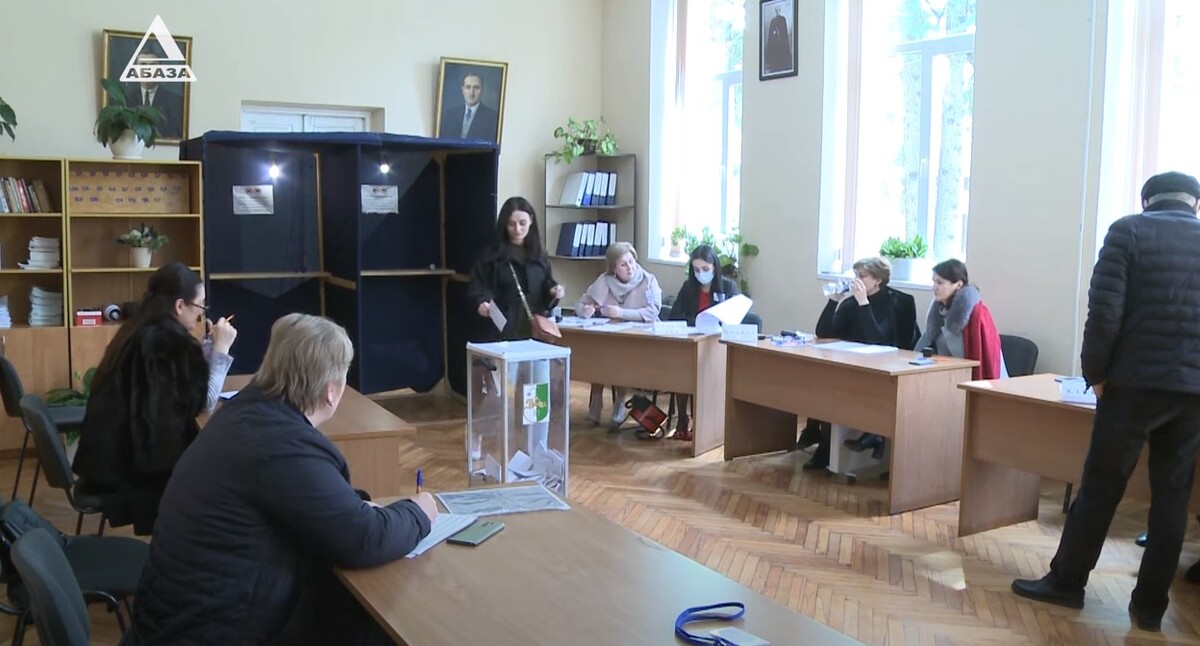 Голосование на одном из участков в Абхазии 26 марта 2022 года. Стоп-кадр из видео https://www.youtube.com/watch?v=_ay7YZG_VxM Голосование на одном из участков в Абхазии 26 марта 2022 года. Стоп-кадр из видео https://www.youtube.com/watch?v=_ay7YZG_VxM