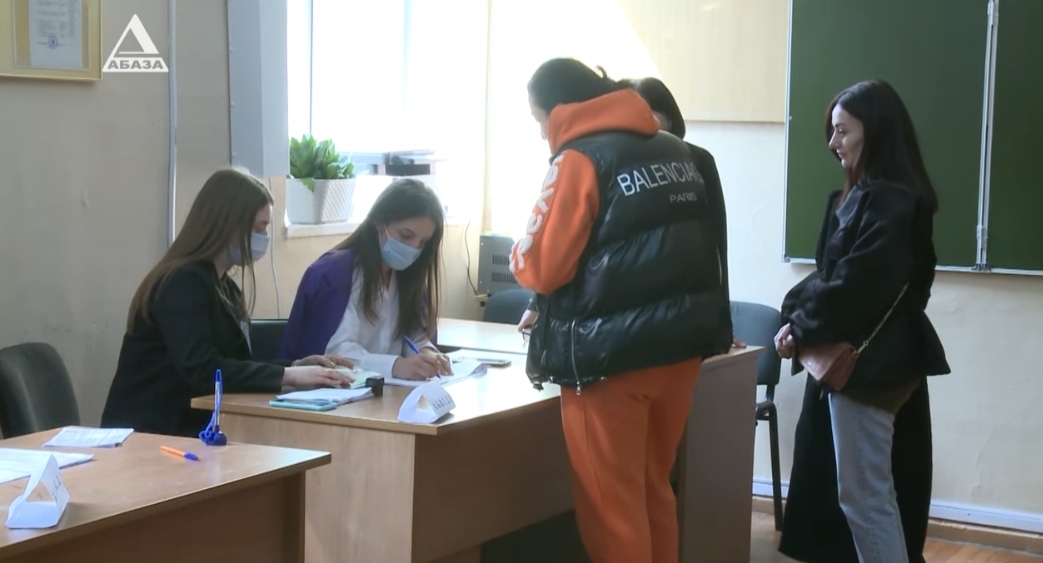 Избирательный участок в Абхазии. 26 марта 2022 года. Кадр из видео "Абаза-ТВ" https://www.youtube.com/watch?v=_ay7YZG_VxM Избирательный участок в Абхазии. 26 марта 2022 года. Кадр из видео "Абаза-ТВ" https://www.youtube.com/watch?v=_ay7YZG_VxM