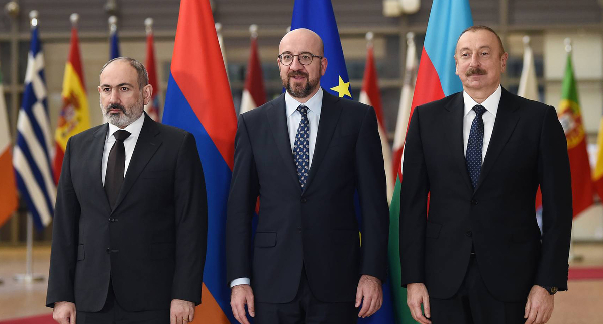 Премьер-министр Республики Армения Никол Пашинян, президент Совета Европейского союза Шарль Мишель и президент Азербайджанской Республики Ильхам Алиев, на встрече в Брюсселе 6 апреля 2022 года. Фото пресс-службы президента Азербайджана Премьер-министр Республики Армения Никол Пашинян, президент Совета Европейского союза Шарль Мишель и президент Азербайджанской Республики Ильхам Алиев, на встрече в Брюсселе 6 апреля 2022 года. Фото пресс-службы президента Азербайджана