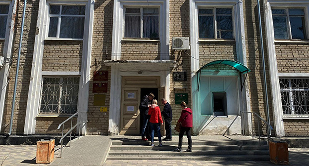 Администрация Красного Сулина, где оформляют документы для беженцев из Луганской и Донецкой республик. Фото Сергея Снежина для "Кавказского узла" Администрация Красного Сулина, где оформляют документы для беженцев из Луганской и Донецкой республик. Фото Сергея Снежина для "Кавказского узла"