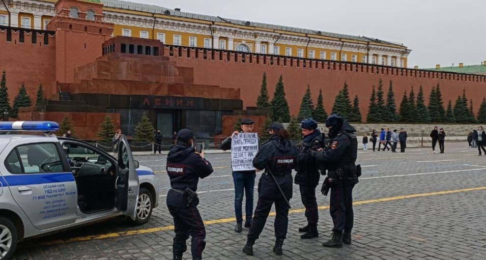Сотрудники полиции заинтересовались пикетом Олега Орлова. Москва, 10 апреля 2022 года. Фото: Правозащитный центр "Мемориал"* https://t.me/polniypc/2219 Сотрудники полиции заинтересовались пикетом Олега Орлова. Москва, 10 апреля 2022 года. Фото: Правозащитный центр "Мемориал"* https://t.me/polniypc/2219
