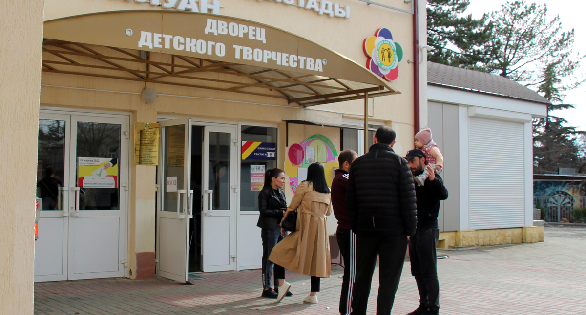 Избирательный участок № 8 в Цхинвале. 10 апреля 2022 года. Фото Марии Абайти для "Кавказского узла". Избирательный участок № 8 в Цхинвале. 10 апреля 2022 года. Фото Марии Абайти для "Кавказского узла".